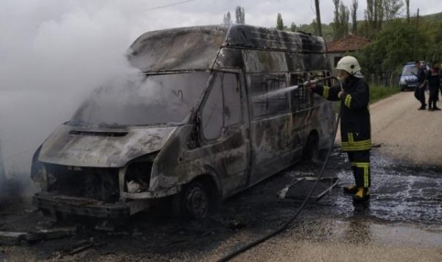 Öğrencileri taşıyan minibüs yandı