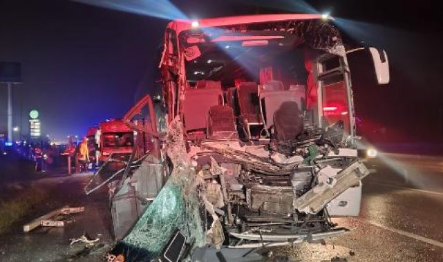 Öğrencileri taşıyan otobüs, TIR'a arkadan çarptı: 33 yaralı