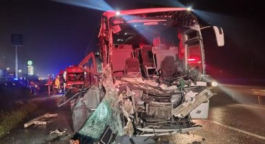 Öğrencileri taşıyan otobüs, TIR'a arkadan çarptı: 33 yaralı