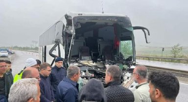 Öğrencileri taşıyan otobüs, TIR'a arkadan çarptı: 33 yaralı