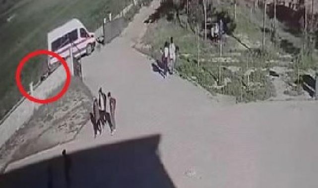 Okul servis minibüsünün altında kalıp, öldü; kaza kamerada