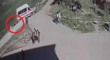 Okul servis minibüsünün altında kalıp, öldü; kaza kamerada