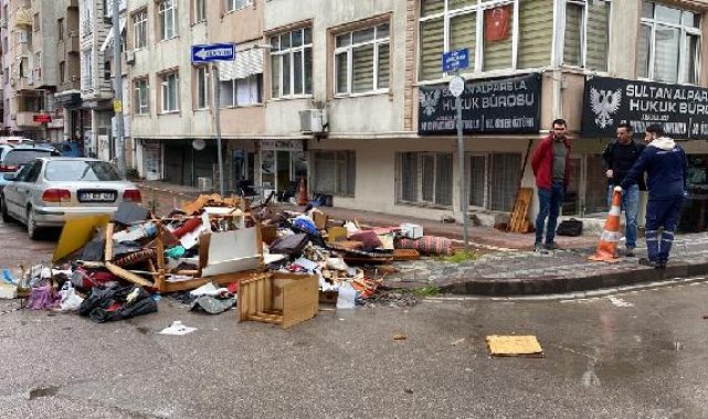 Ölen babasının eşyalarını dışarı bıraktı, cadde çöplüğü andırdı