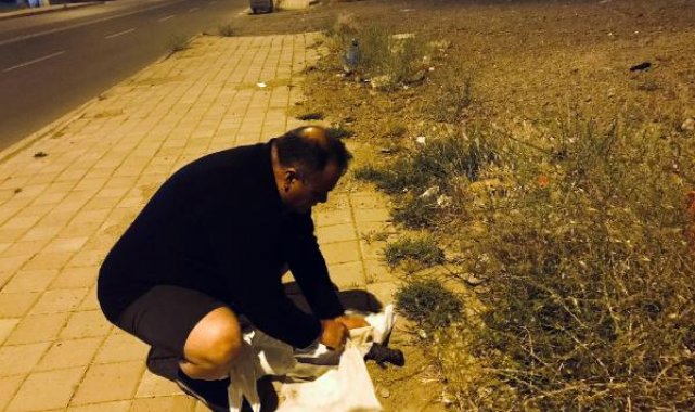 Ölmek üzere olan 2 yavru köpeğe polis memuru sahip çıktı