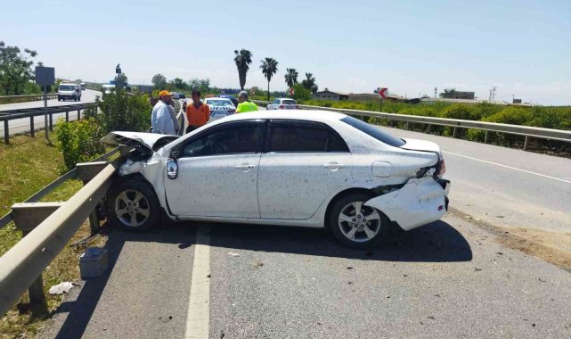 Önündeki aracın sağından geçmeye çalışan otomobil, önce bariyere sonra motosiklete çarptı: 2 yaralı