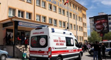 Ortaokul öğrencisi, okulda, kendisine borç para vermeyen arkadaşını bıçakladı