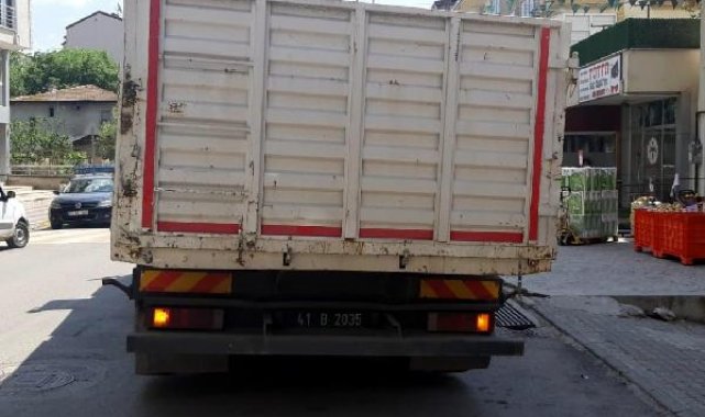 Otobüs durağında beklerken kamyonun açılan dorse kapağı başına çarptı