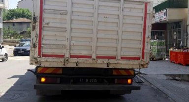 Otobüs durağında beklerken kamyonun açılan dorse kapağı başına çarptı