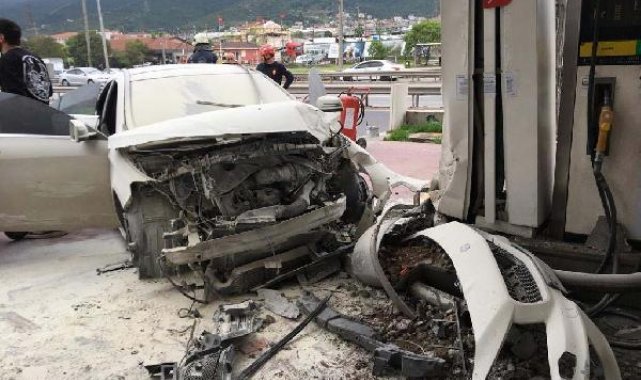 Otomobil akaryakıt istasyonuna daldı