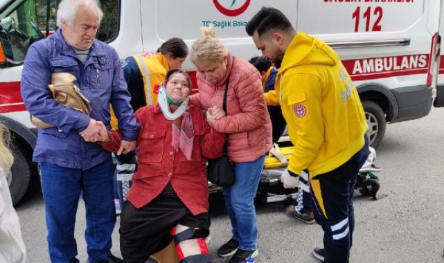 Otomobil çarpan eşine, elini tutarak destek oldu
