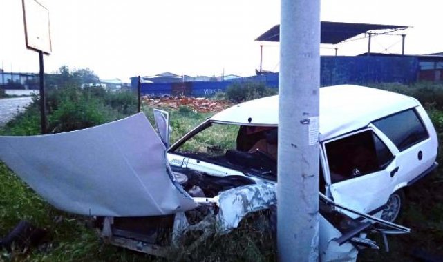 Otomobil elektrik direğine çarptı: 1 ölü, 1 yaralı