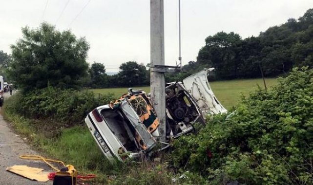 Otomobil elektrik direğine çarptı; sürücü yaralı, eşi ve oğlu öldü