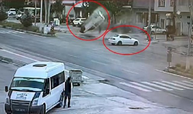 Otomobil ile hafif ticari aracın çarpıştığı kaza kamerada; 3 yaralı