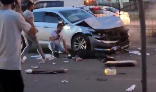 Otomobil, kağıt toplayıcı motosiklete çarptı: 3 yaralı