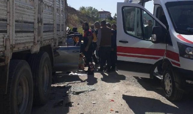 Otomobil, park halindeki kamyona arkadan çarptı; 5 yaralı