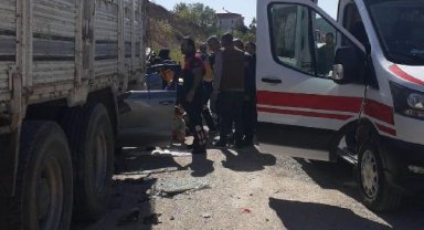 Otomobil, park halindeki kamyona arkadan çarptı; 5 yaralı