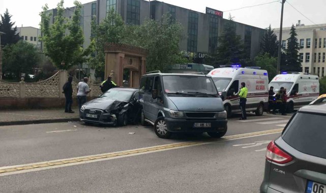Otomobil park halindeki minibüse çarptı: 3 yaralı