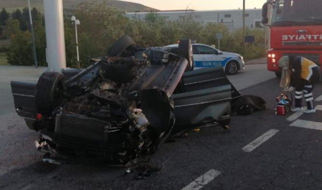 Otomobil, refüje çarpıp karşı şeride geçerek takla attı: 1 ölü, 2 yaralı