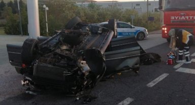 Otomobil, refüje çarpıp karşı şeride geçerek takla attı: 1 ölü, 2 yaralı