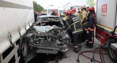 Otomobil, TIR'a çarptı: 2 yaralı
