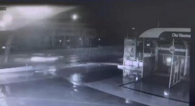Otomobil ve durağa çarpan araç ikiye bölündü: 2 ölü, 1 yaralı