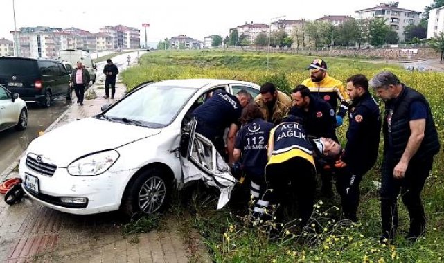 Otomobilde sıkışan sürücü itfaiye ekiplerince kurtarıldı
