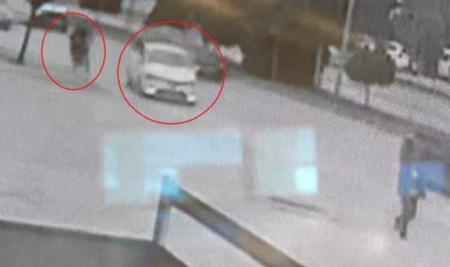Otomobile çarpan motosikletin sürücüsü, eşi ve 3 yaşındaki kızları yaralandı