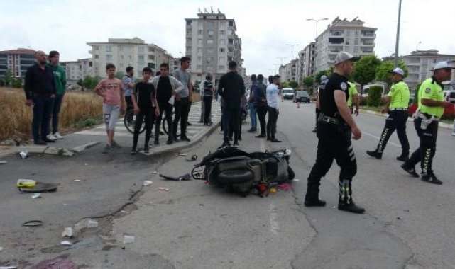 Otomobile çarpan motosikletin sürücüsü öldü