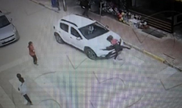 Otomobilin çarpıp, üzerinden geçtiği çocuğun ağır yaralandığı kaza kamerada