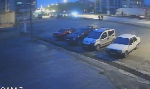Otomobilin kaldırımda yürüyen öğretmene çarptığı kaza anı kamerada