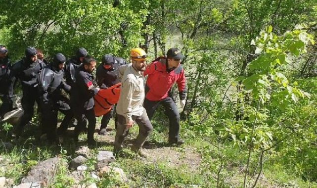 Otomobilin Munzur Çayı'na uçtuğu kazada amcanın cesedine ulaşıldı, yeğeni aranıyor