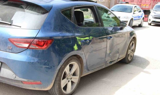 Otomobille çarpışan ehliyetsiz motosiklet sürücüsü yaralandı