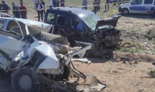 Otomobille hafif ticari araç çarpıştı: 5 ölü, 2 yaralı