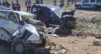 Otomobille hafif ticari araç çarpıştı: 5 ölü, 2 yaralı