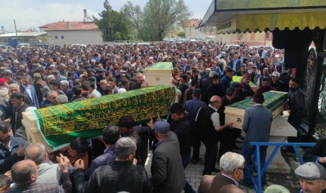 Otomobille hafif ticari aracın çarpıştığı kazada ölen 5 kişi toprağa verildi