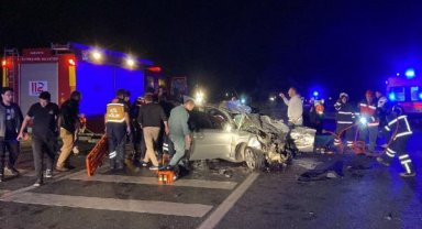 Otomobiller kafa kafaya çarpıştı: 2 ölü, 3 yaralı