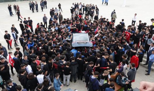 Otomotiv lisesi öğrencilerinden Togg'a yoğun ilgi