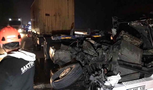Otoyolda feci kaza: Paramparça olan tırın kupasından sağ çıktı