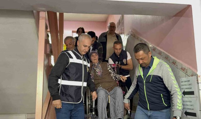 Oy kullanmaya gelen parkinson hastasına polisler yardım etti