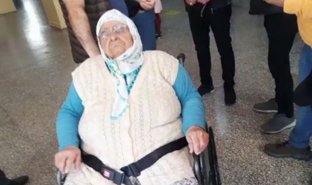 Oy kullanmaya tekerlekli sandalye ile taşındı