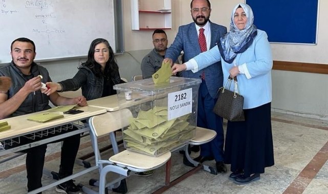 Oyunu annesiyle birlikte kullanan Başkan Yılmaz'dan demokrasi vurgusu