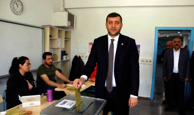Oyunu kullanan Baki Ersoy: "Açık ara farkla Recep Tayyip Erdoğan kazanacaktır diye umut ediyorum"