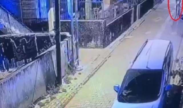 Parasını ödemeyen kişinin evinin önüne ses bombası attı; o anlar kamerada - Yeniden