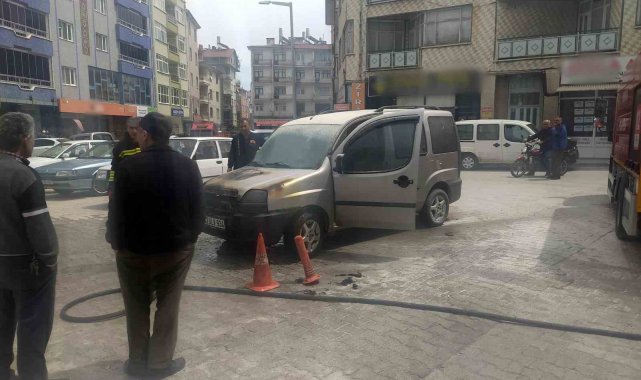 Park halindeki hafif ticari araçta yangın