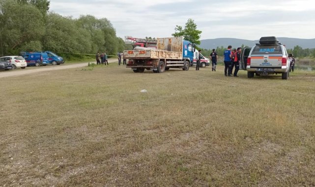 Park halindeki otomobil gölete uçtu: 3 ölü