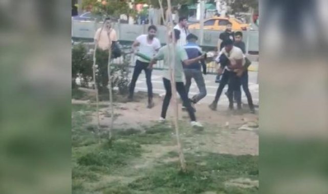 Parktaki 2 çocuğu dövüp, bıçakladıktan sonra cep telefonlarını gasbettiler