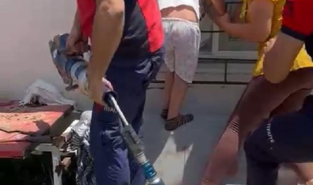 Pencere demirlerine başı sıkışan çocuk kurtarıldı