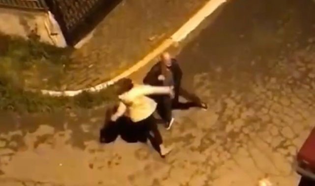 Pendik'te bir kadın erkek şahsı sokak ortasında darp etti