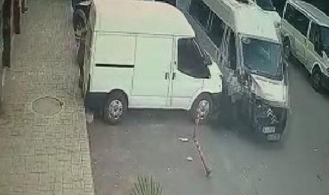 Pendik'te servis minübüsü park halindeki 8 araca çarptı