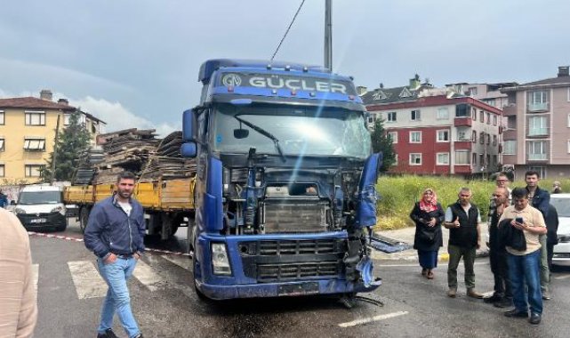 Pendik'te ters yönden caddeye giren TIR, İETT otobüsüne çarptı: 2'si ağır 5 yaralı
